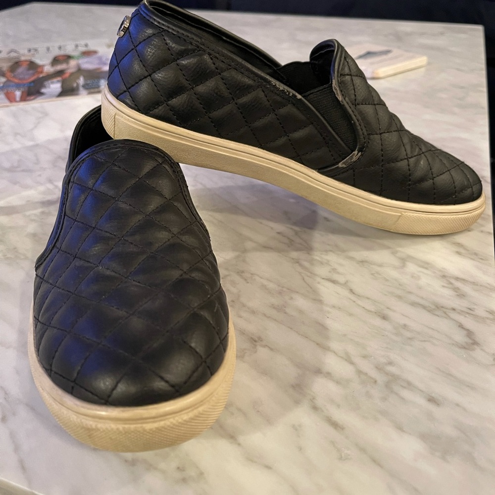 Steve Madden quilted slip on